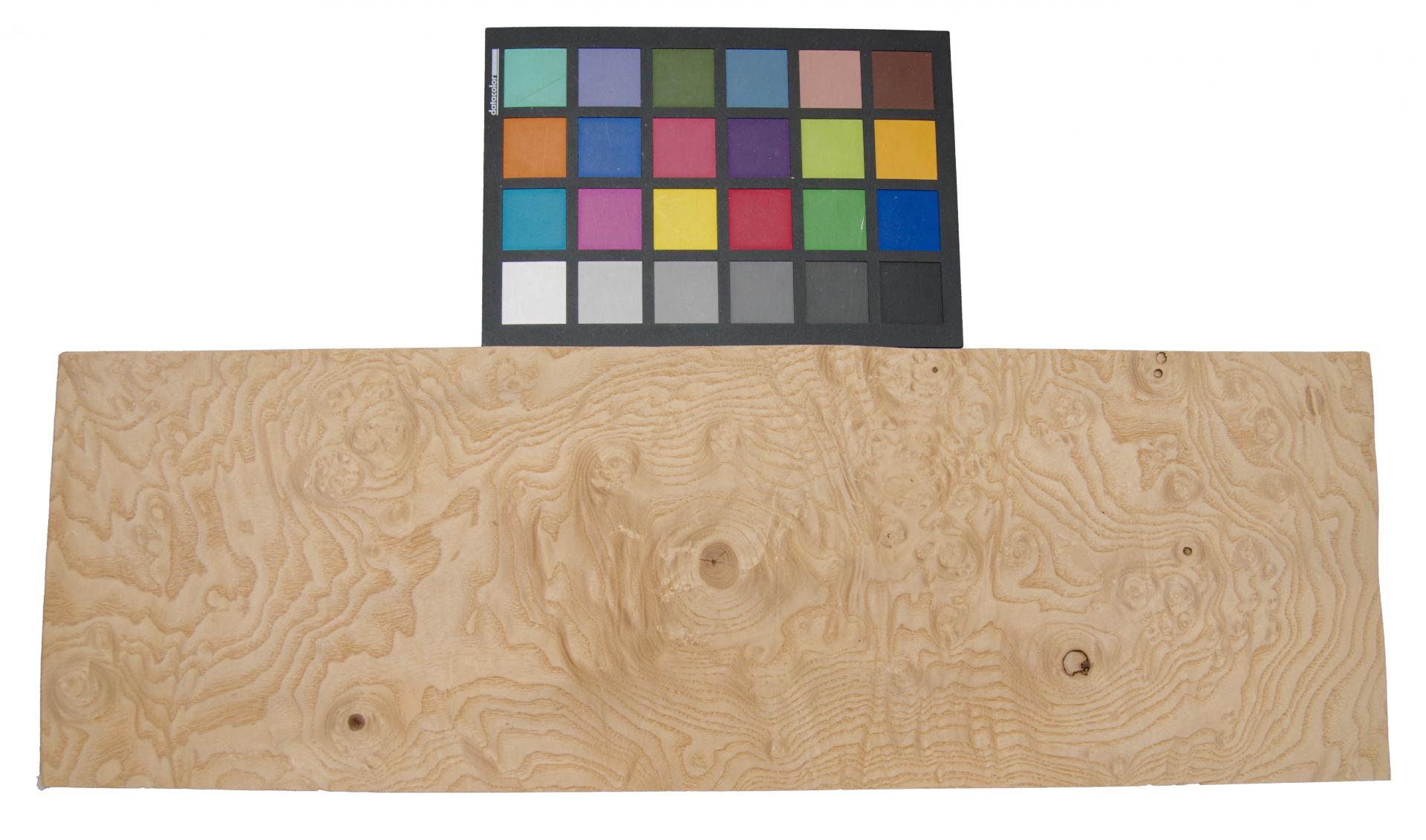 Esche Maser, weiß -Furnier (0,6mm) - 0,55m² (6Stk. x 54cm x 17cm)