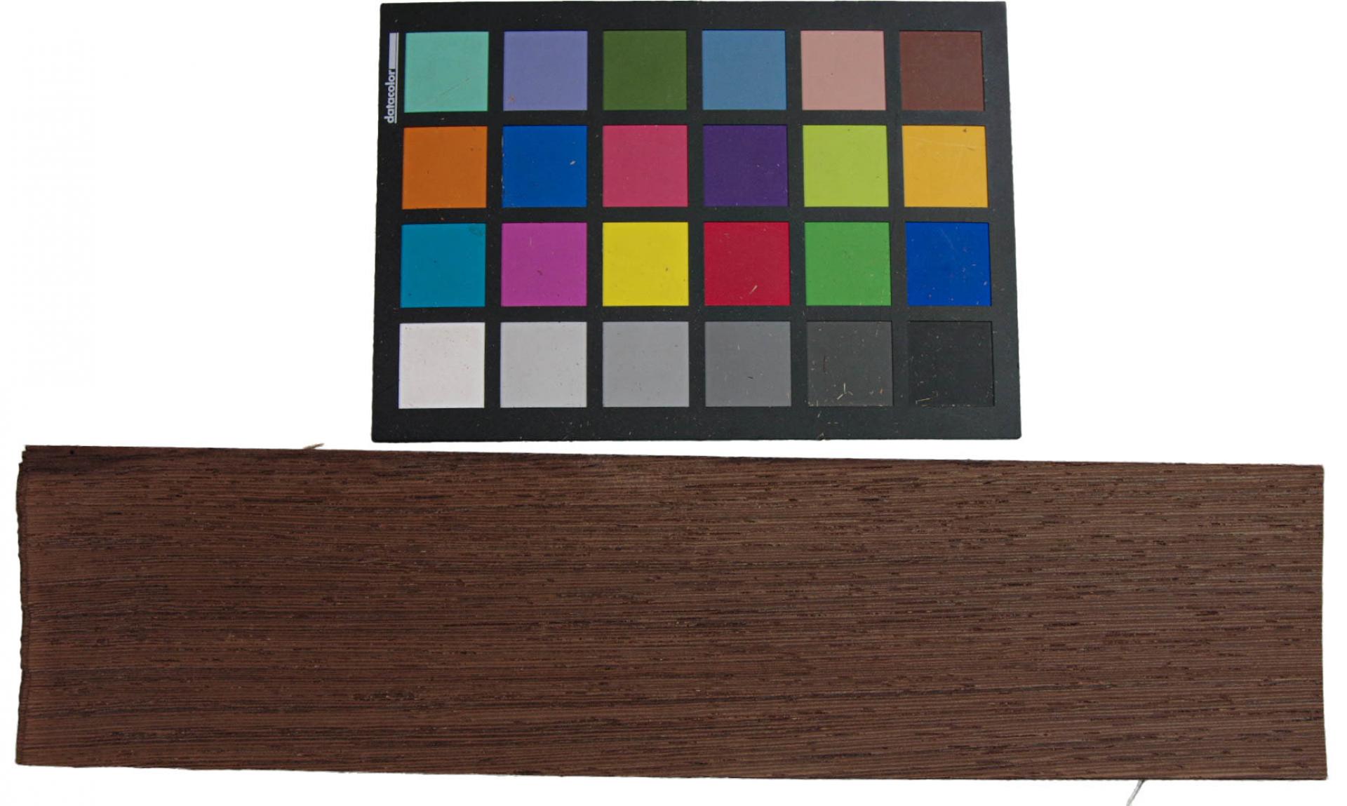 Wenge Furnier mit Farbreferenz-Karte