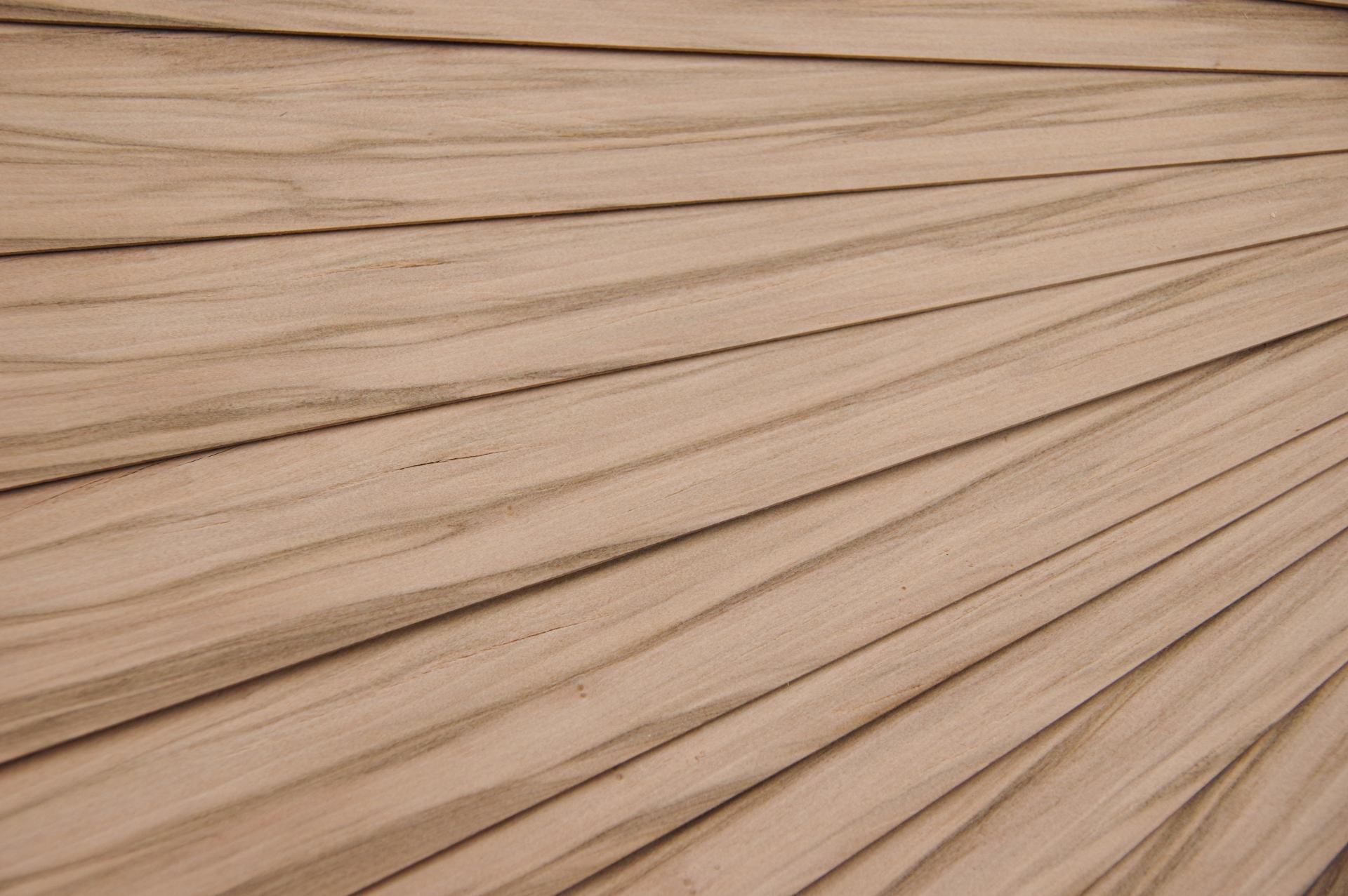 Amerikanischer Amberbaum (Satin Walnut) -Furnier (1,4mm) - 0,32m² (11Stk. x 48cm x 6cm)