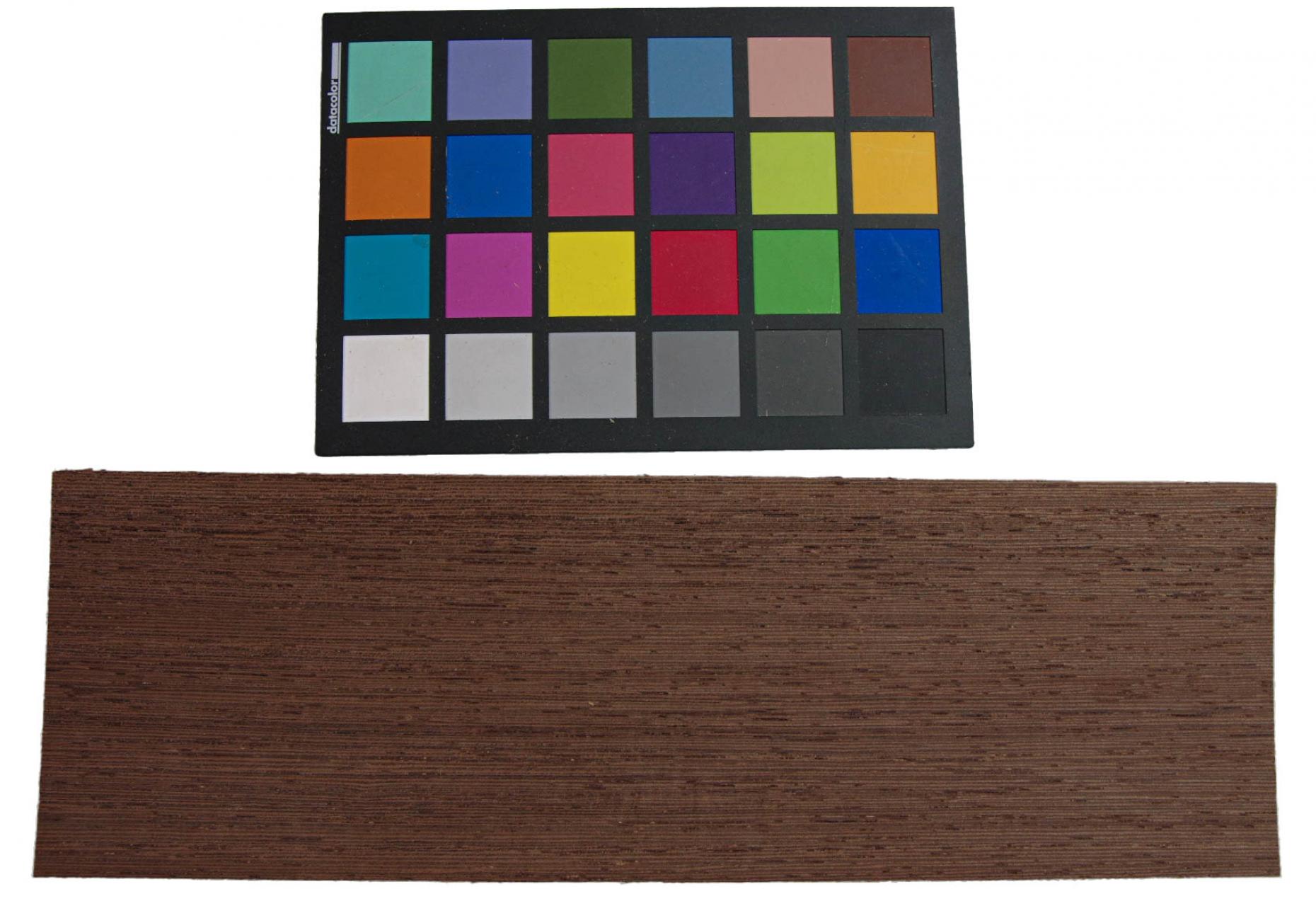 Wenge Furnier mit Farbreferenz-Karte
