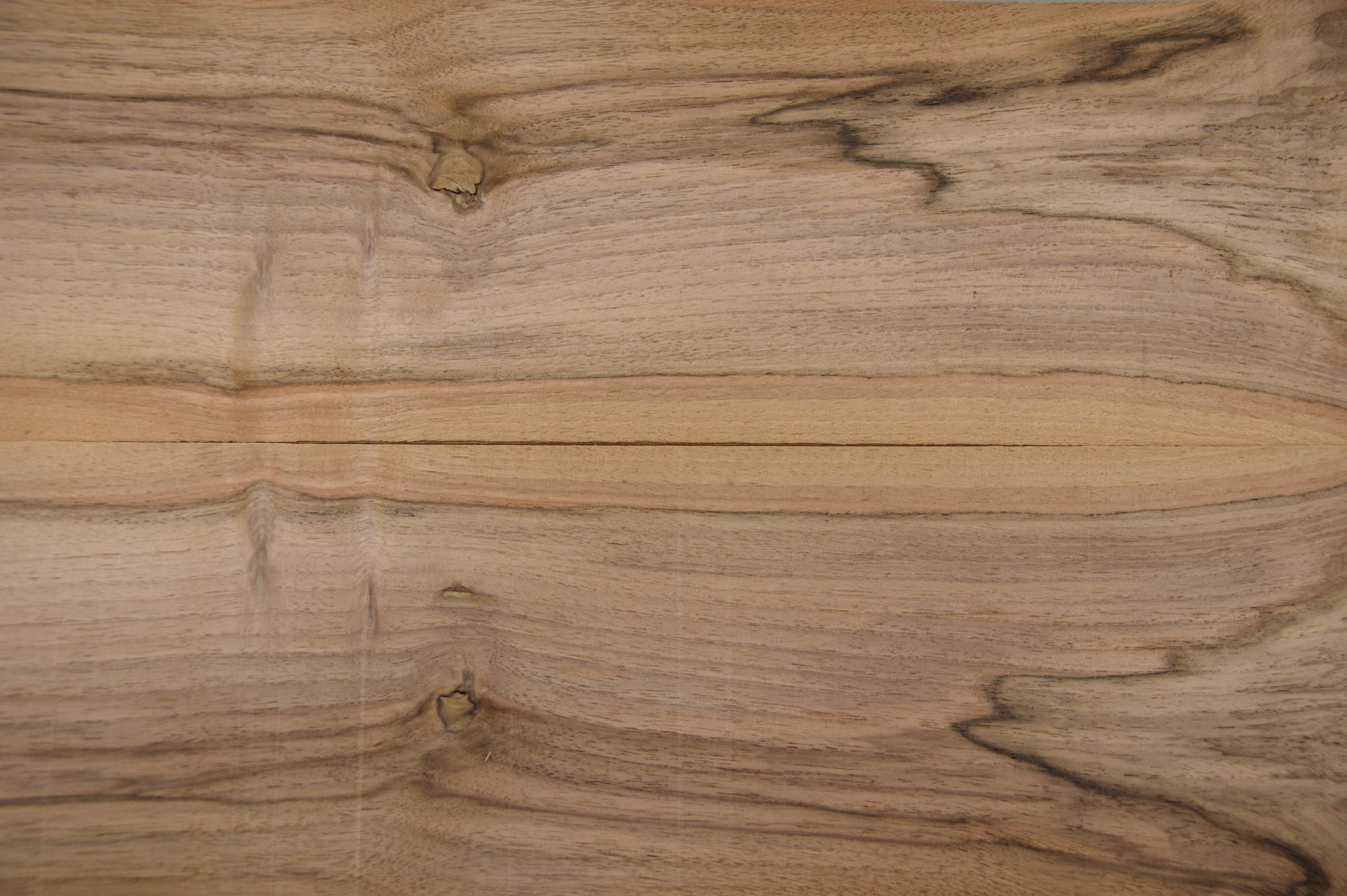 European Walnut, - veneer (1,4mm) - 1,31m² (15pcs. x 67cm x 13cm)