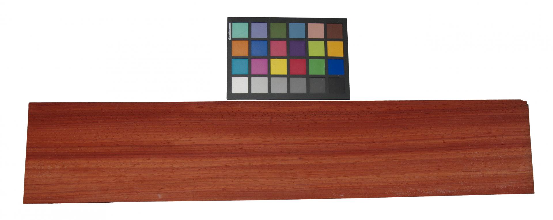 Padouk, - veneer (0,6mm) - 2,54m² (23pcs. x 79cm x 14cm)