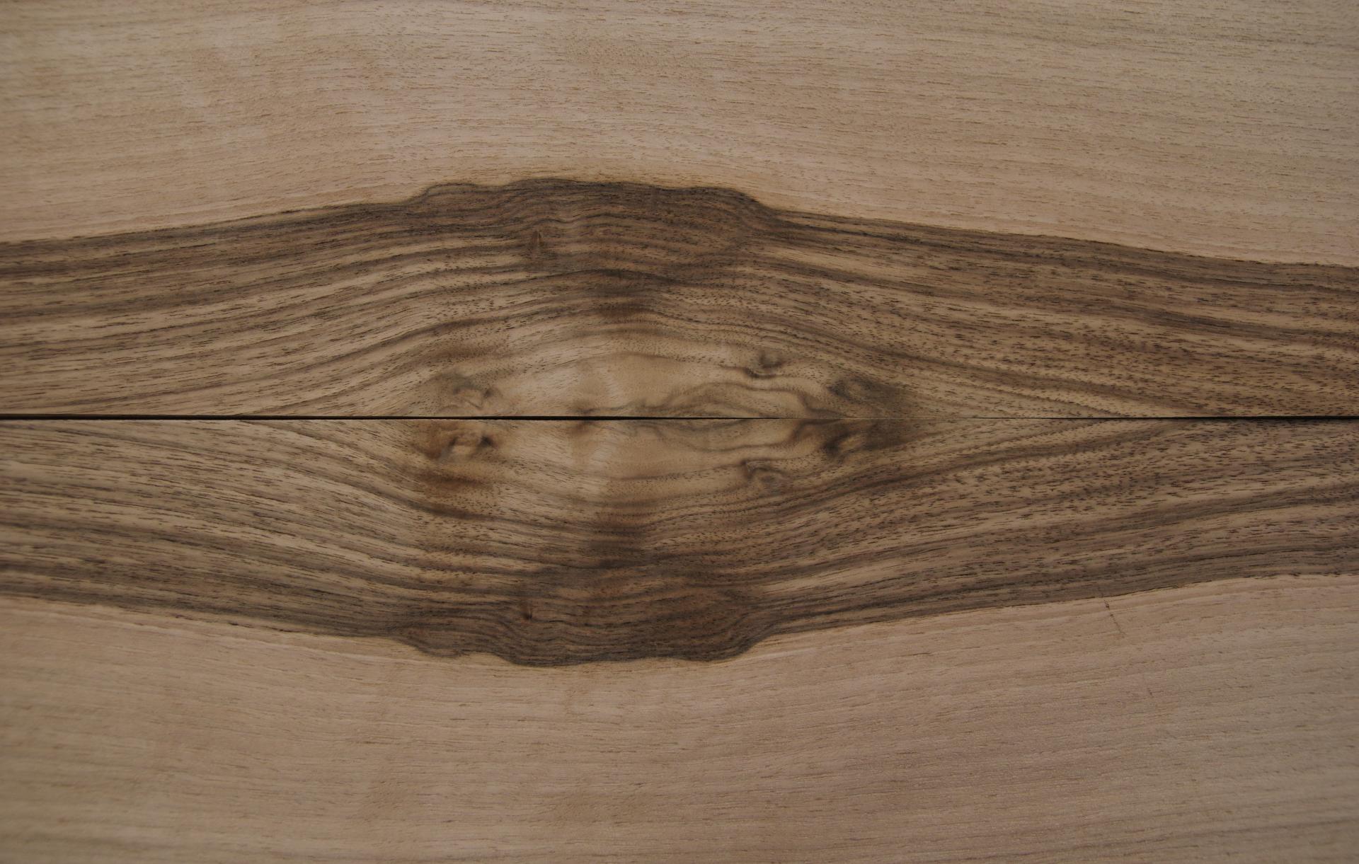 Nussbaum, europäischer -Furnier (0,6mm) - 2,96m² (24Stk. x 95cm x 13cm)