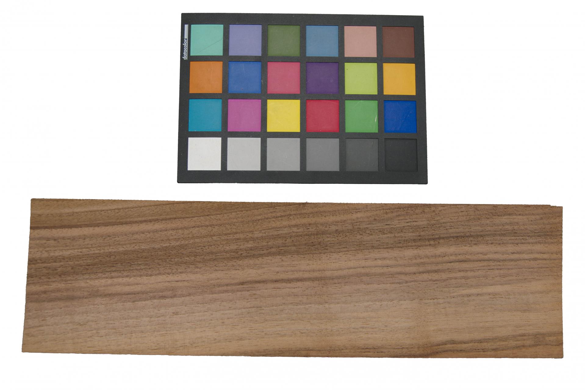 European Walnut, - veneer (1,4mm) - 0,69m² (16pcs. x 39cm x 11cm)