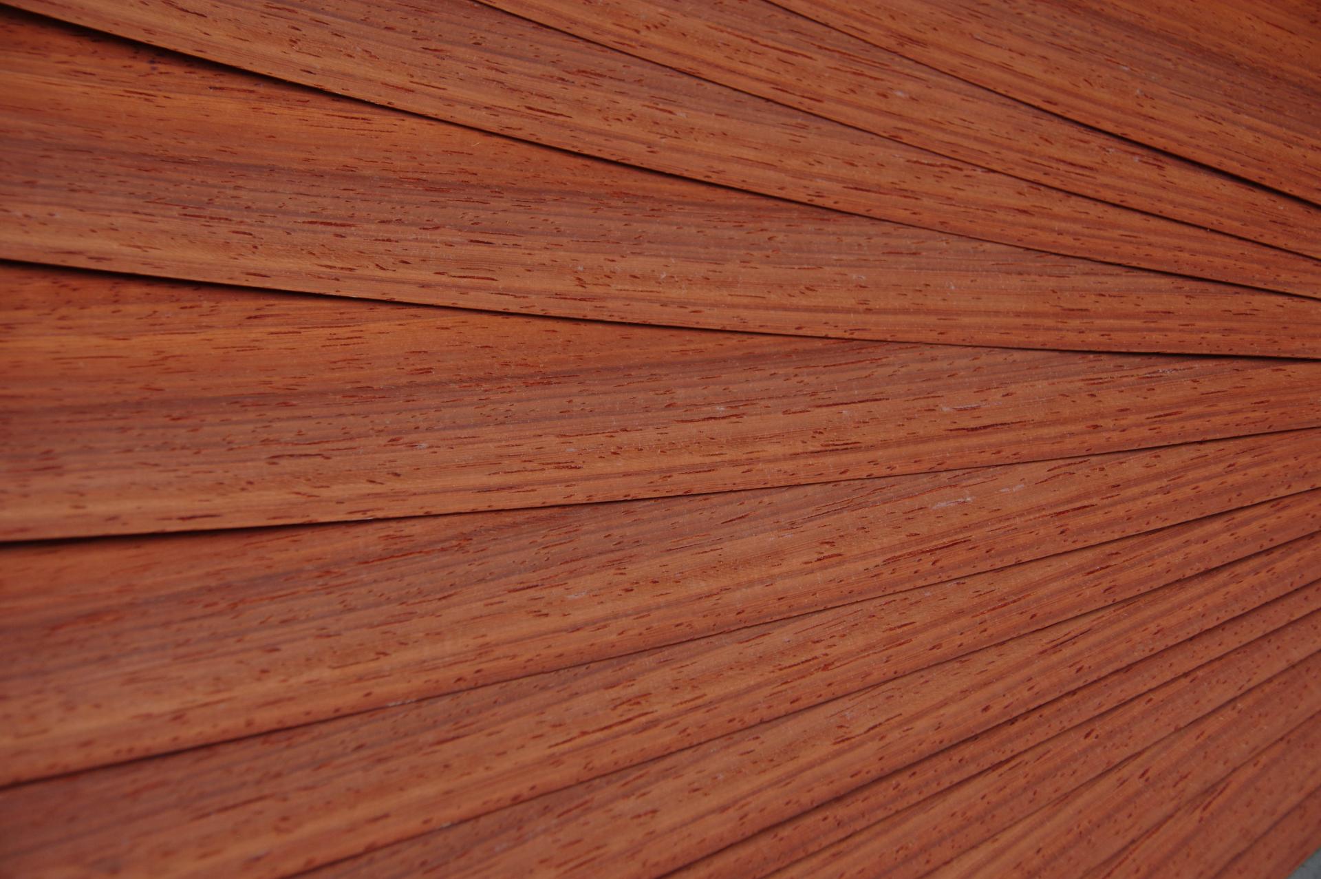 Padouk, - veneer (0,6mm) - 0,36m² (15pcs. x 37cm x 6,5cm)