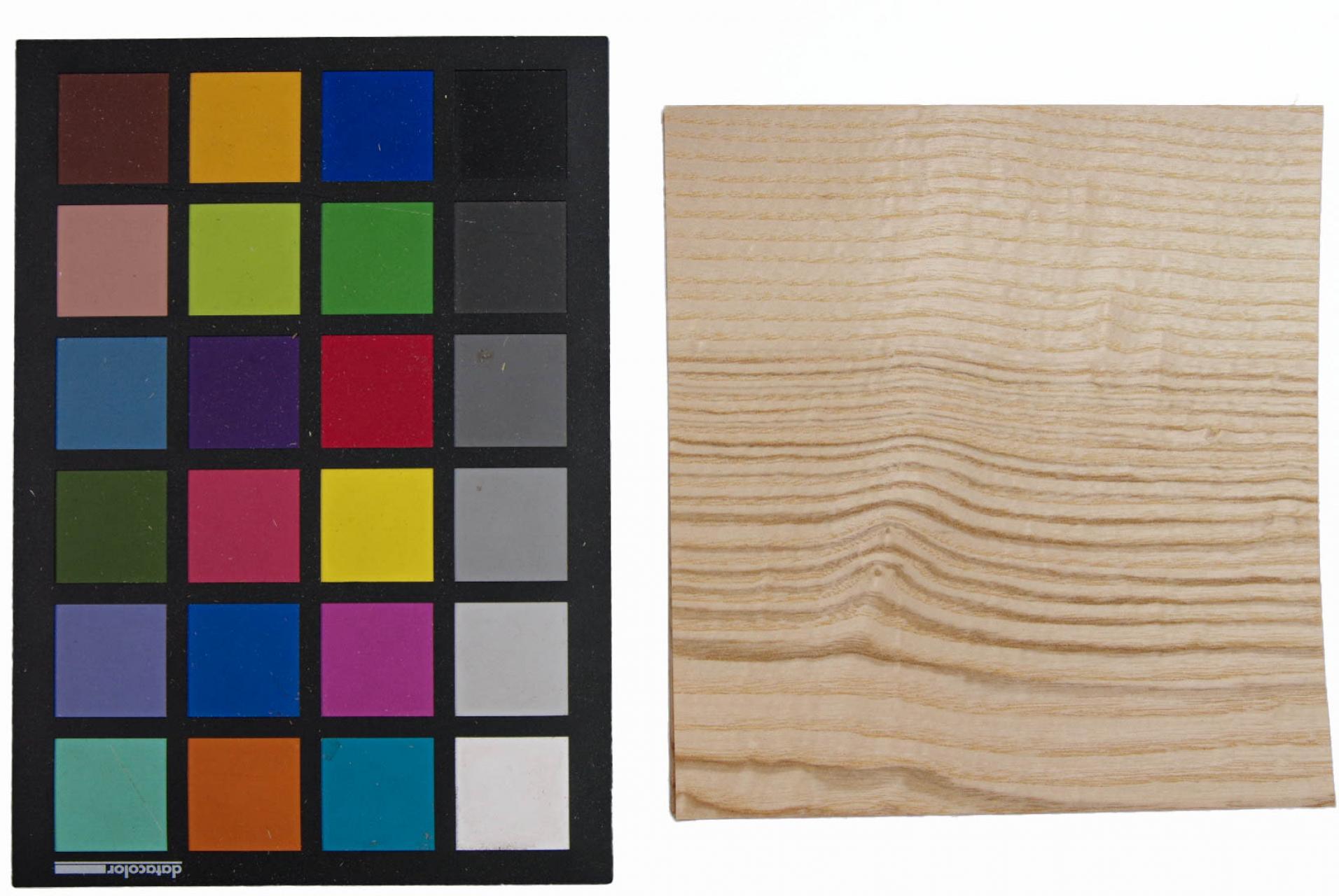 Esche Braunkern (Olivesche) Furnier mit Farbreferenz-Karte