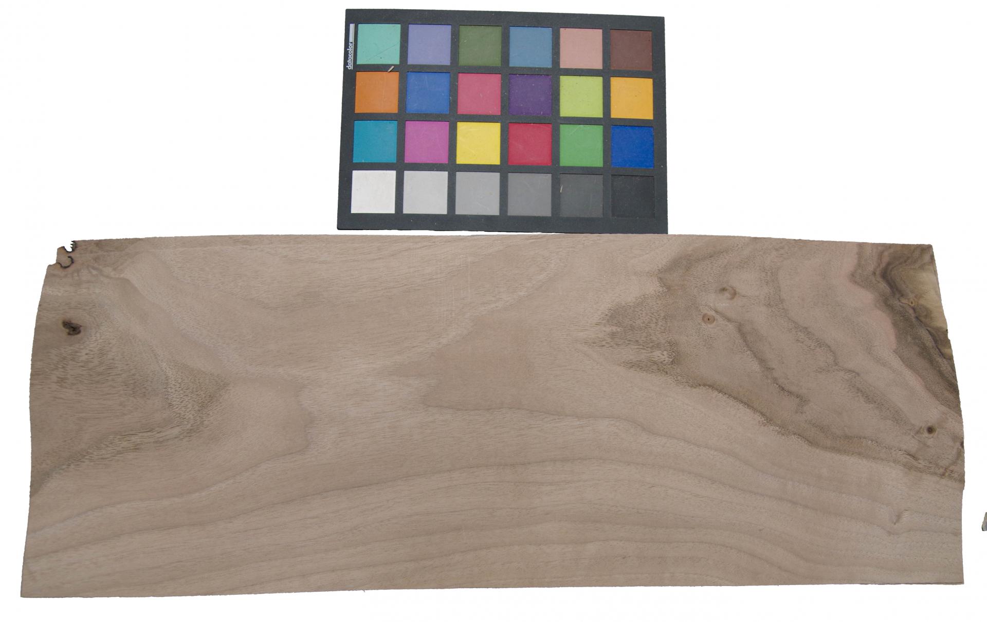 European Walnut, - veneer (0,9mm) - 1,55m² (16pcs. x 51cm x 19cm)