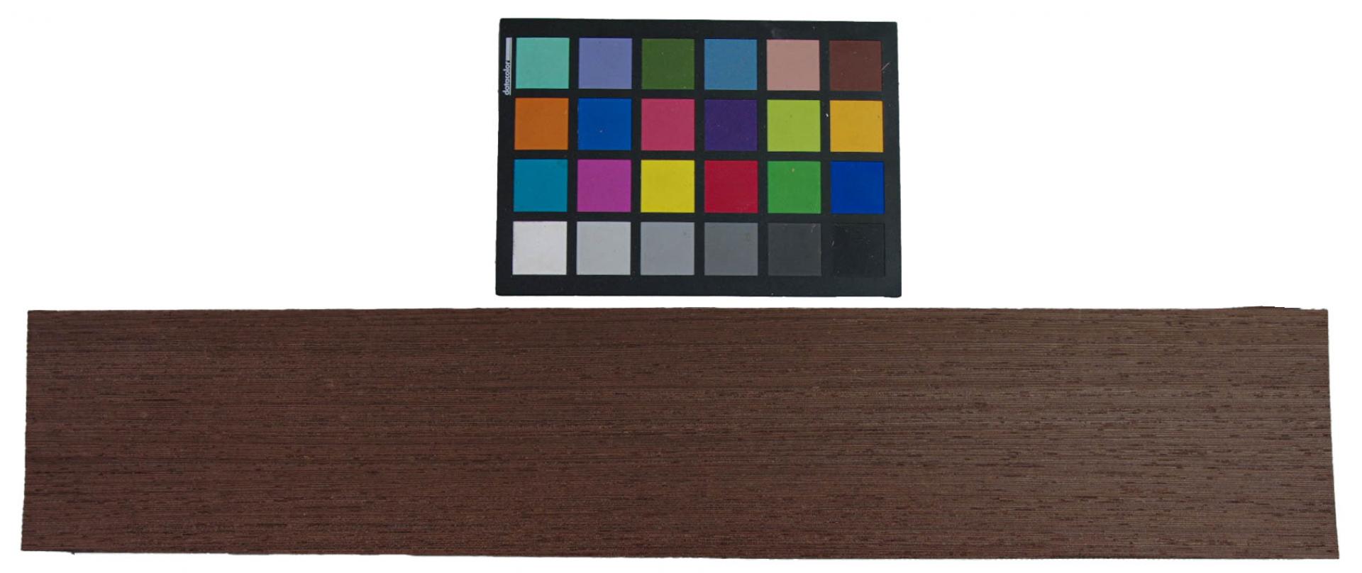 Wenge Furnier mit Farbreferenz-Karte