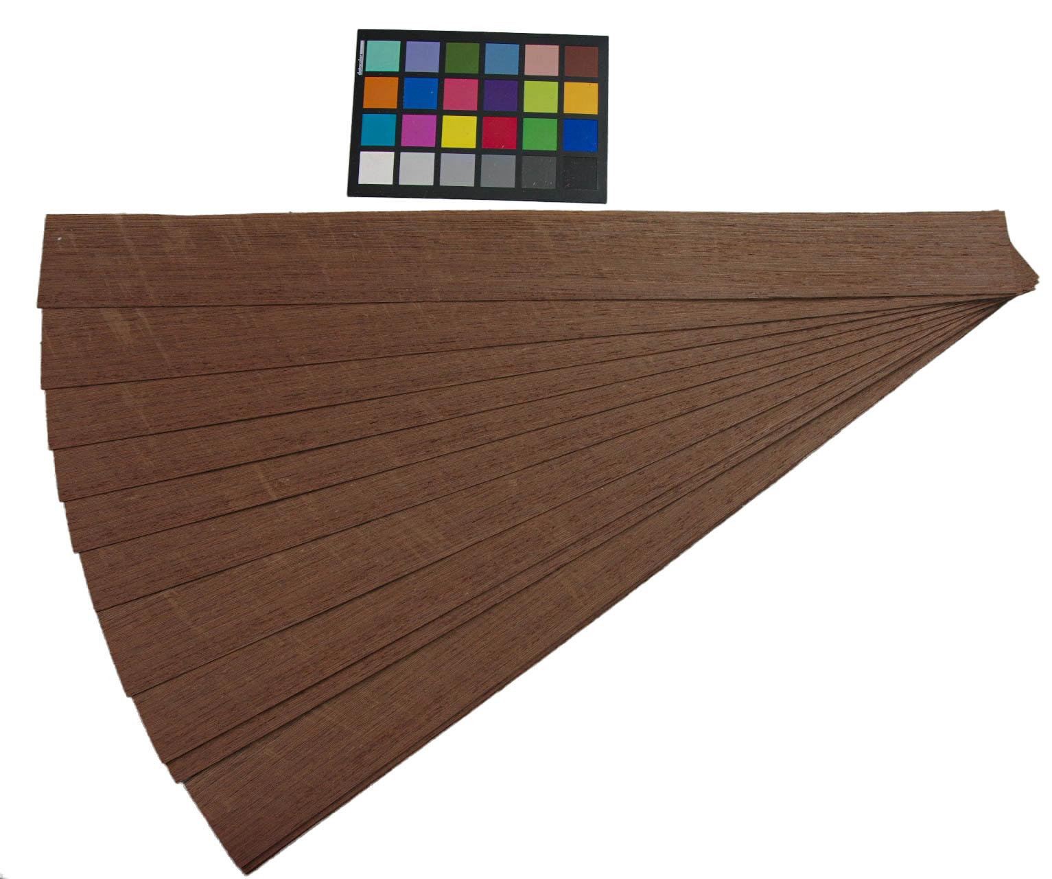 Wenge Furnier mit Farbreferenz-Karte