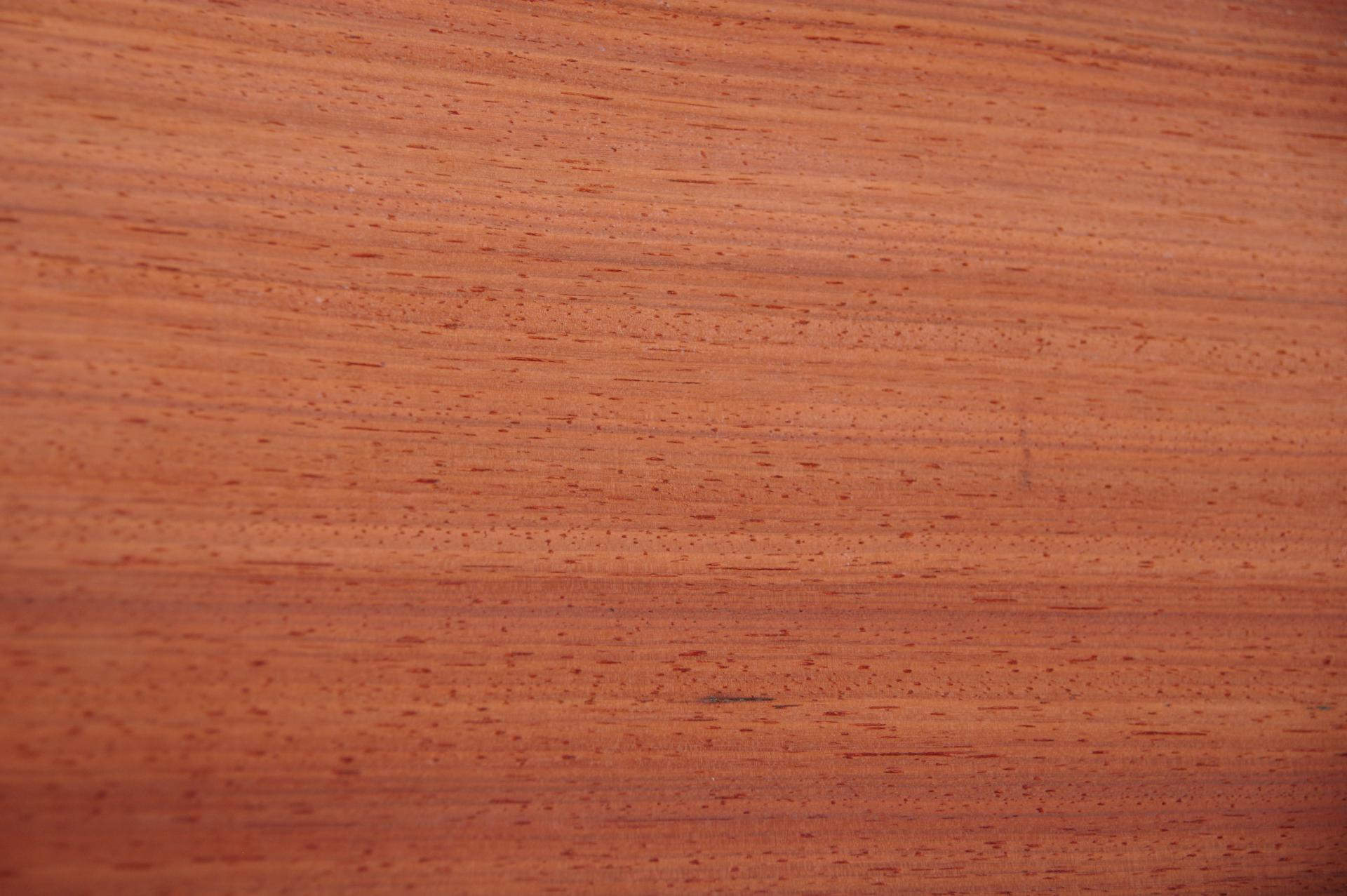 Padouk, - veneer (0,6mm) - 5,04m² (6pcs. x 300cm x 28cm)