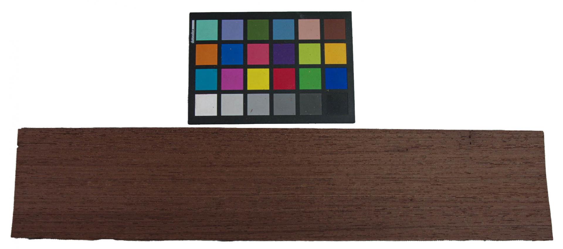 Wenge Furnier mit Farbreferenz-Karte