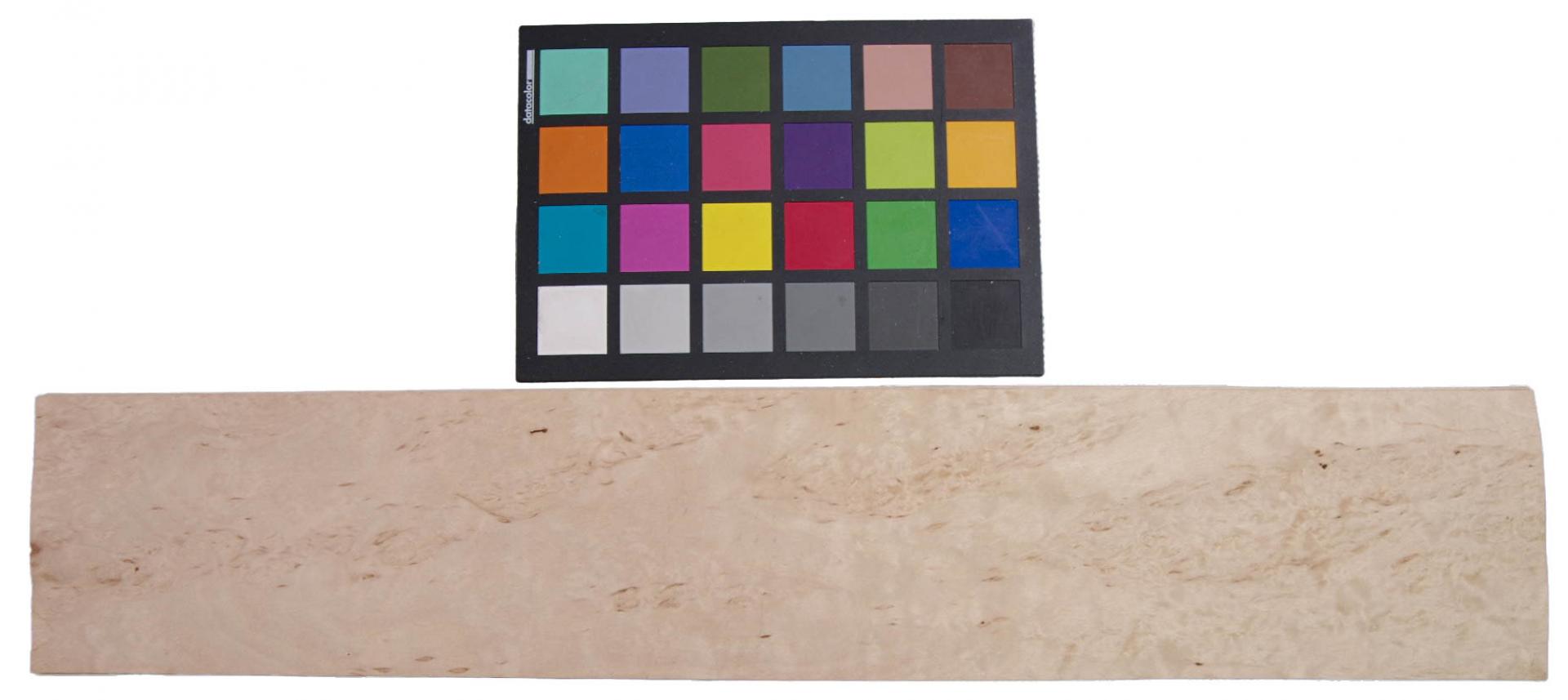 Birke Maser Furnier mit Farbreferenz-Karte