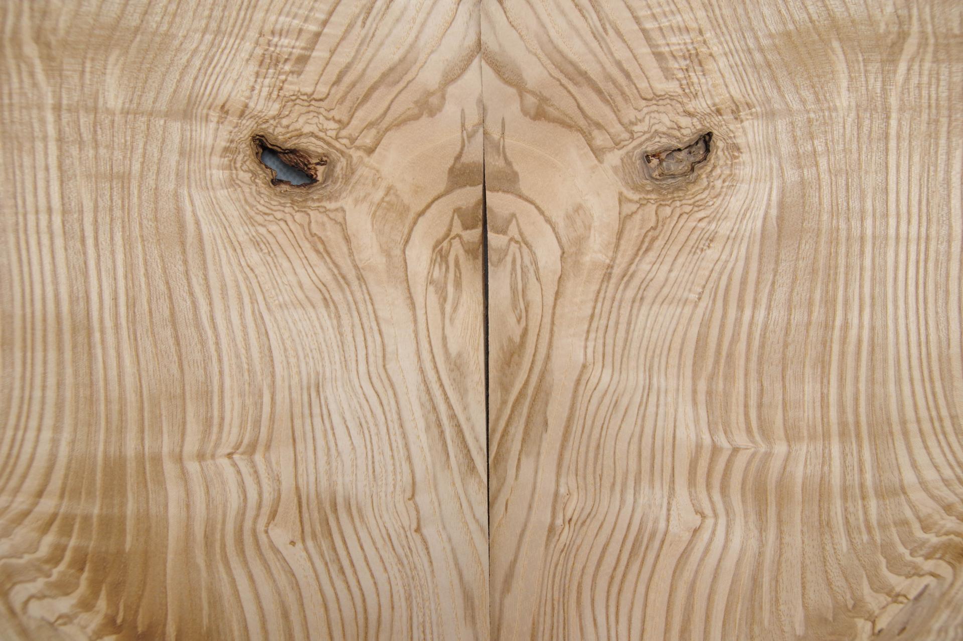 Olive Ash, - veneer (0,6mm) - 2,49m² (24pcs. x 37cm x 28cm)