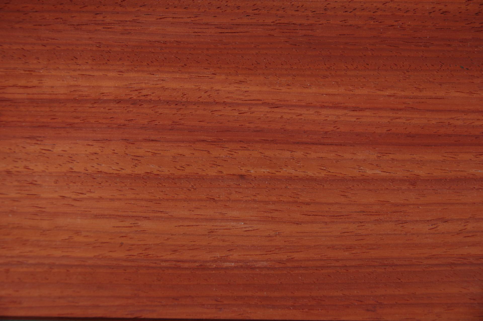 Padouk, - veneer (0,6mm) - 8,01m² (23pcs. x 211cm x 16,5cm)
