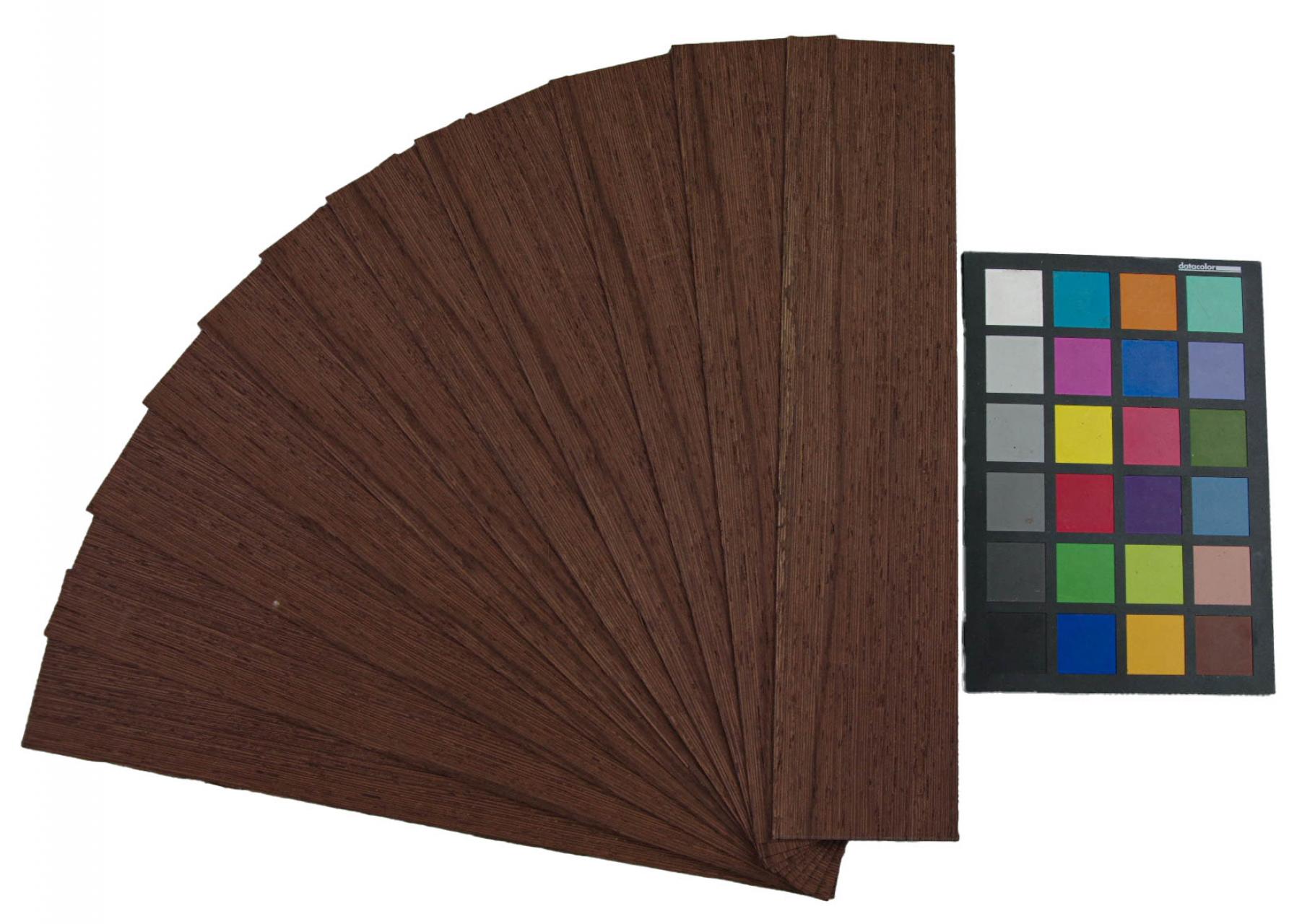 Wenge Furnier mit Farbreferenz-Karte